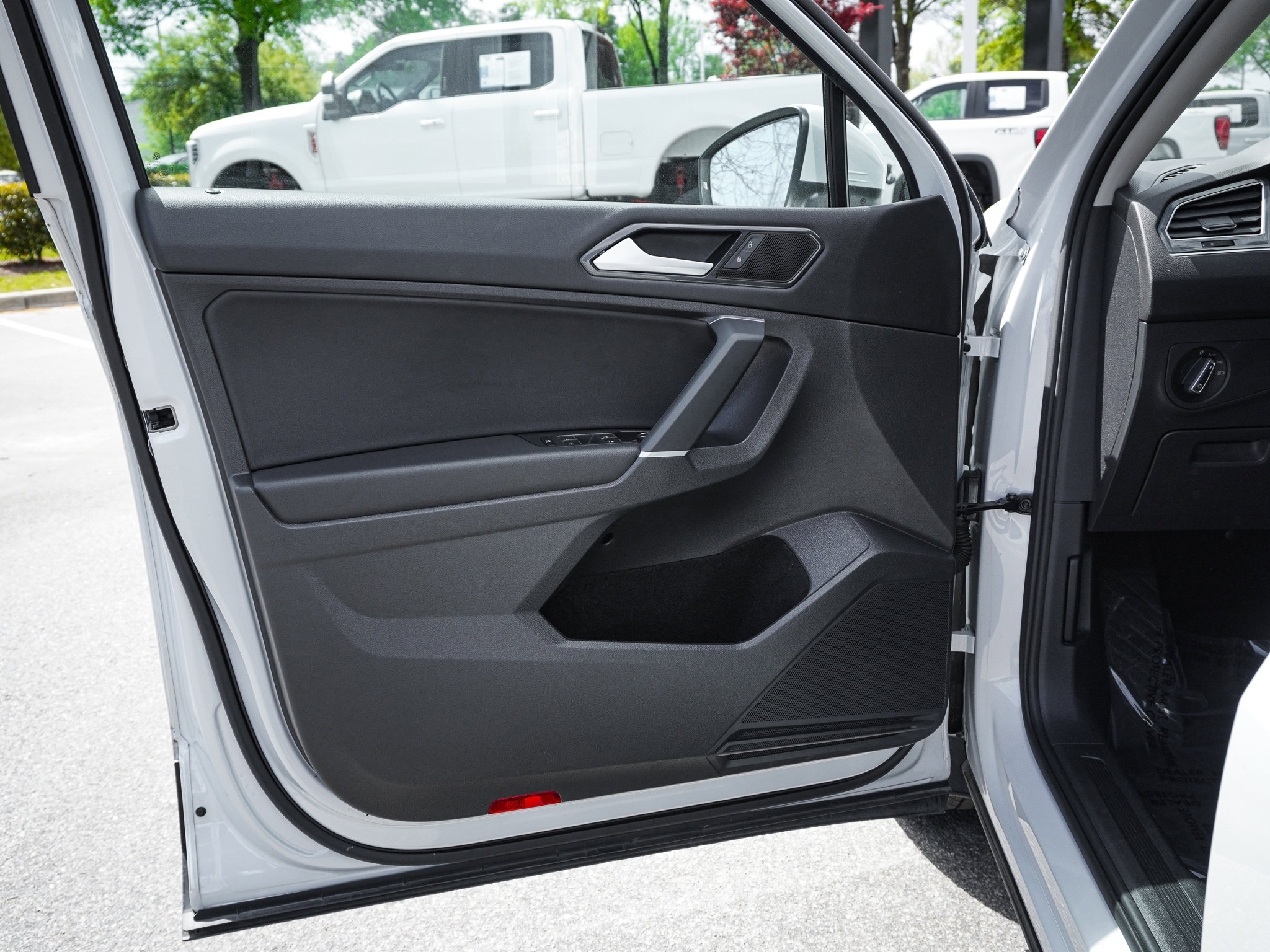 Used 2018 Volkswagen Tiguan SE image 14