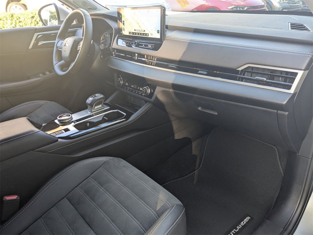 Used 2025 Mitsubishi Outlander SE image 33