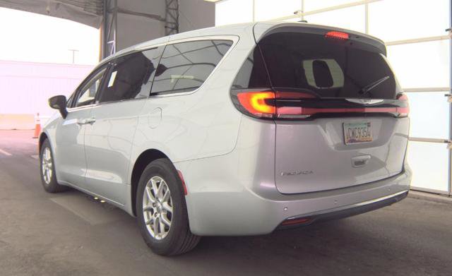 Used 2024 Chrysler Pacifica Touring-L FWD image 4