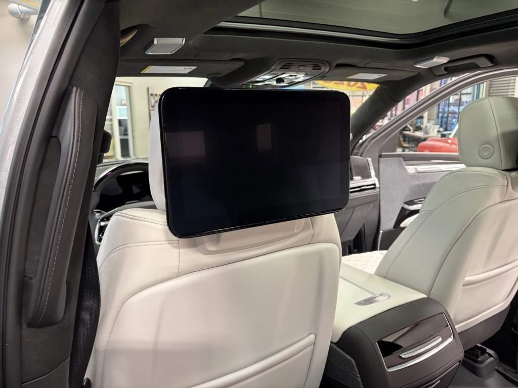 Used 2025 Cadillac Escalade ESV V image 16