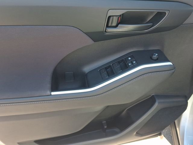 Used 2024 Toyota Highlander LE image 12
