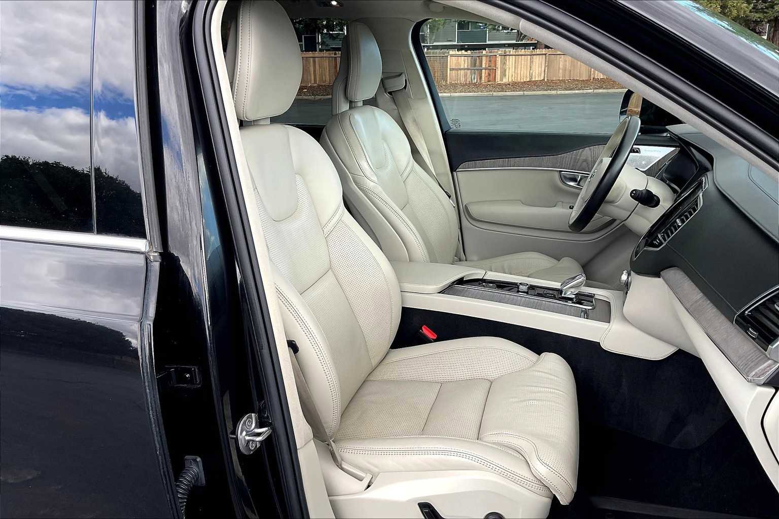 Used 2022 Volvo XC90 T8 Inscription image 10