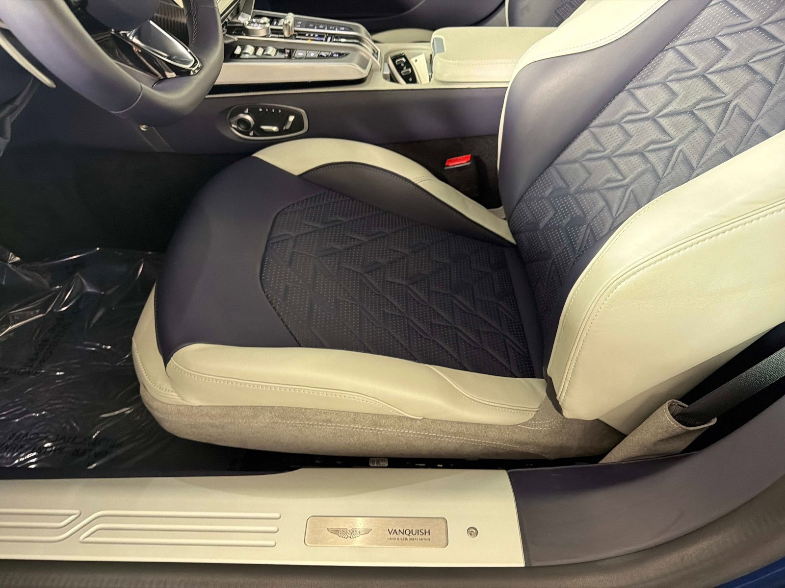 Used 2025 Aston Martin Vanquish image 31