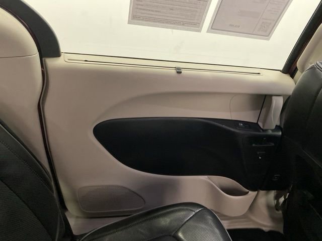 Used 2018 Chrysler Pacifica Limited image 25