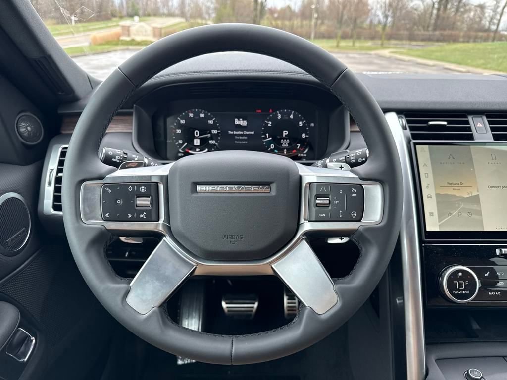 Used 2025 Land Rover Discovery Dynamic SE image 21