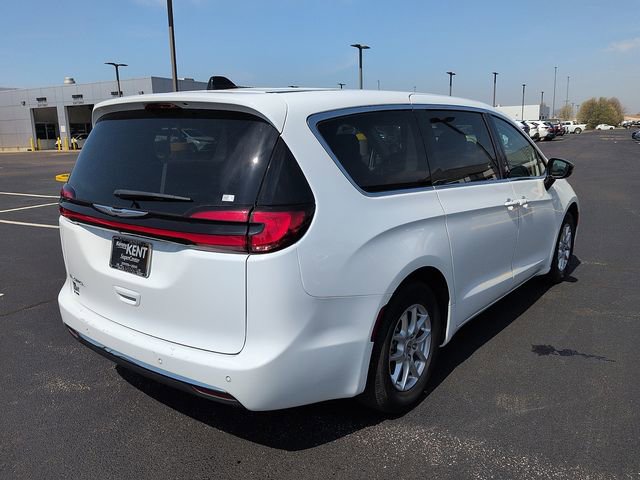 Used 2024 Chrysler Pacifica Touring-L image 7