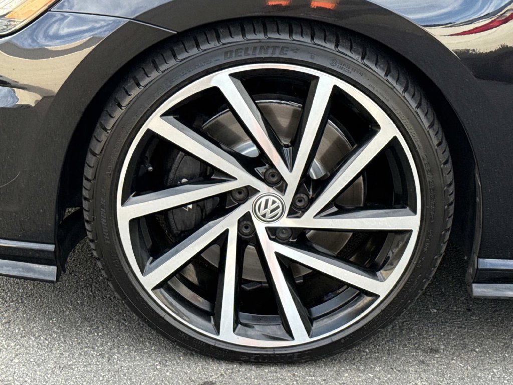 Used 2019 Volkswagen Golf R 4-Door AWD/4WD image 8