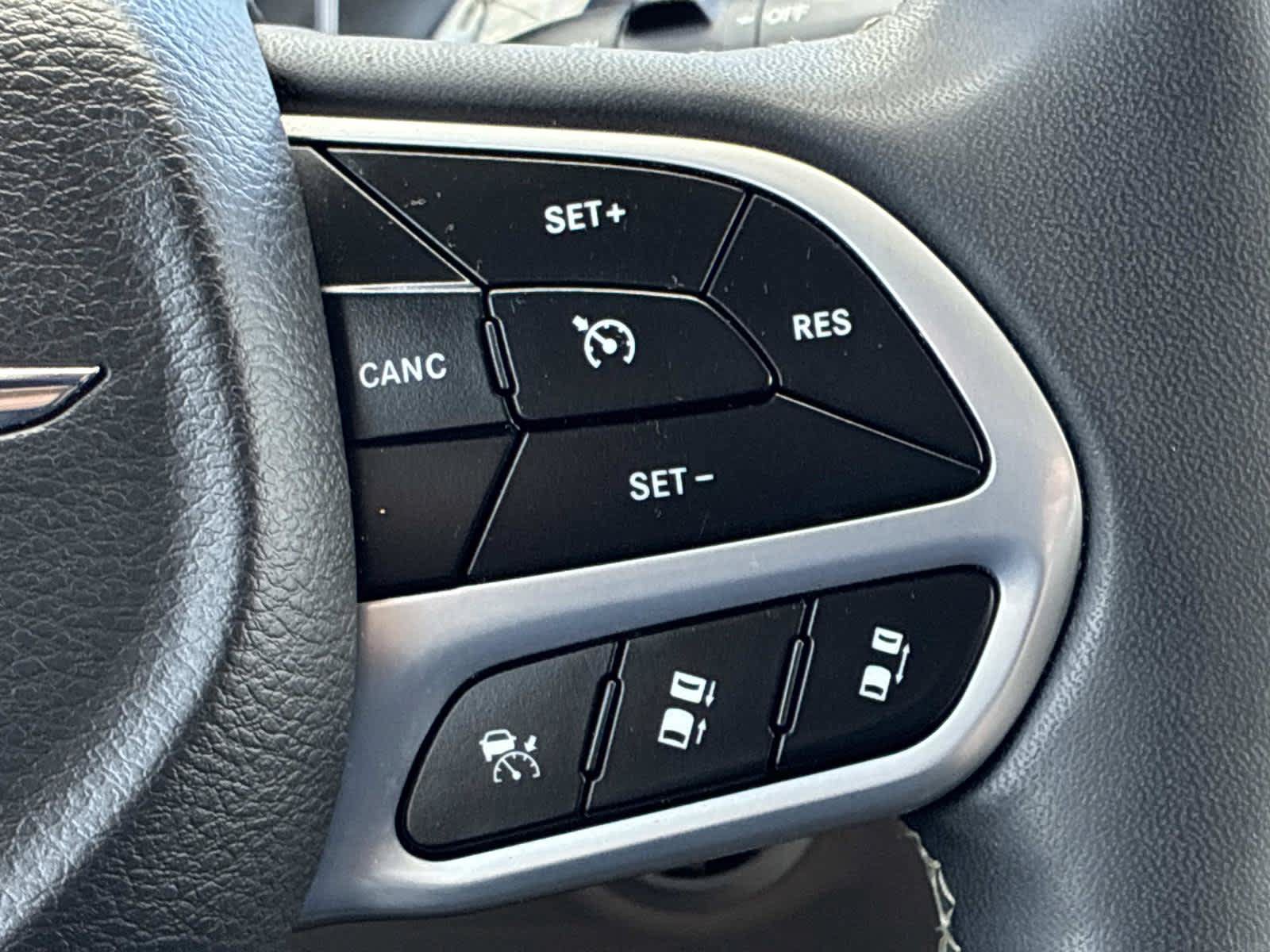 Certified 2024 Chrysler Pacifica Touring-L FWD image 27