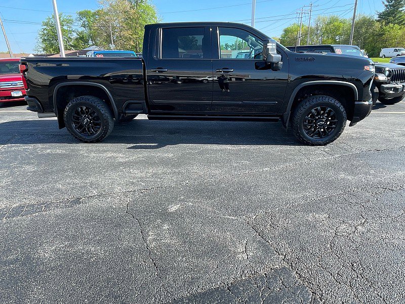 Used 2025 Chevrolet Silverado 2500 High Country w/ Midnight Edition AWD/4WD image 4