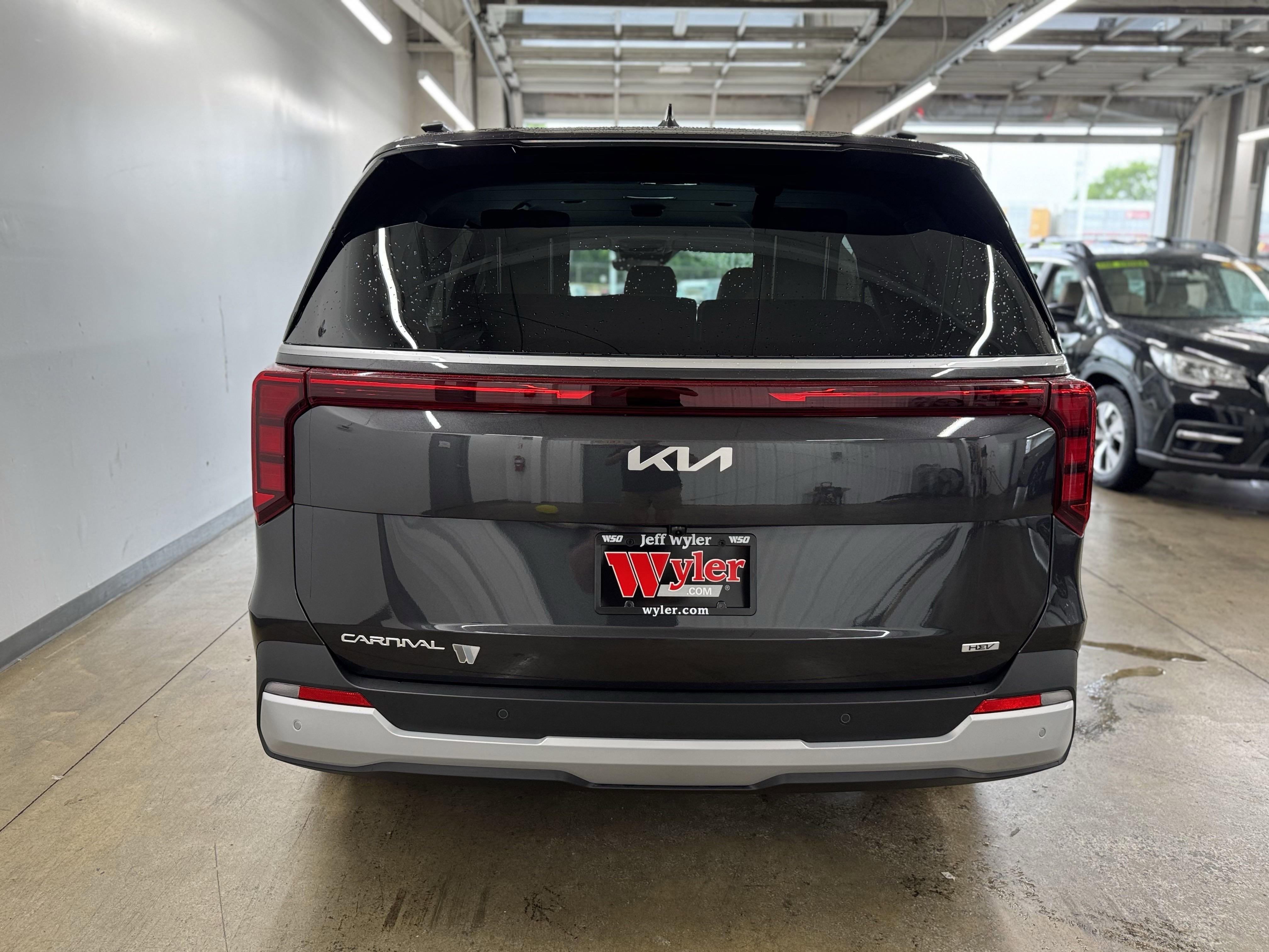 New 2026 Kia Carnival EX FWD image 9