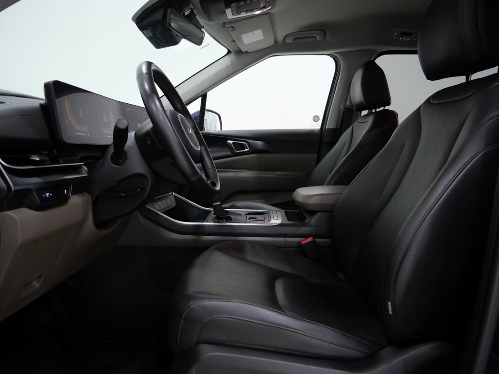 Used 2025 Kia Carnival FWD image 11