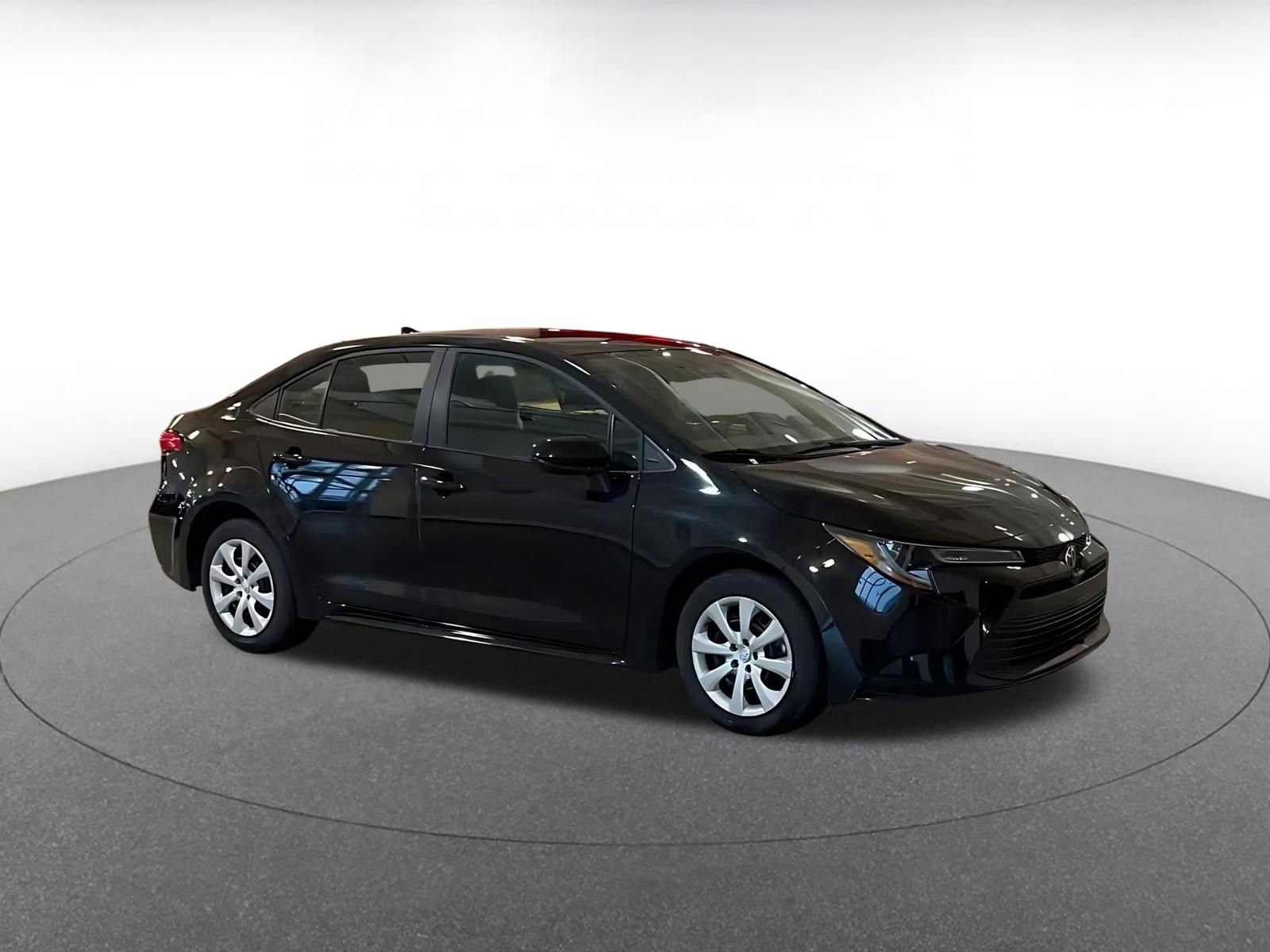 Used 2025 Toyota Corolla LE image 2