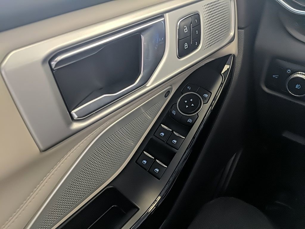 Used 2022 Ford Explorer Platinum w/ Equipment Group 601A image 26