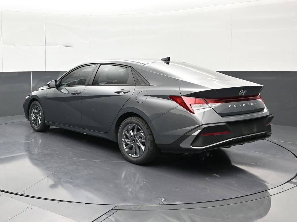 Used 2024 Hyundai Elantra SEL FWD image 3