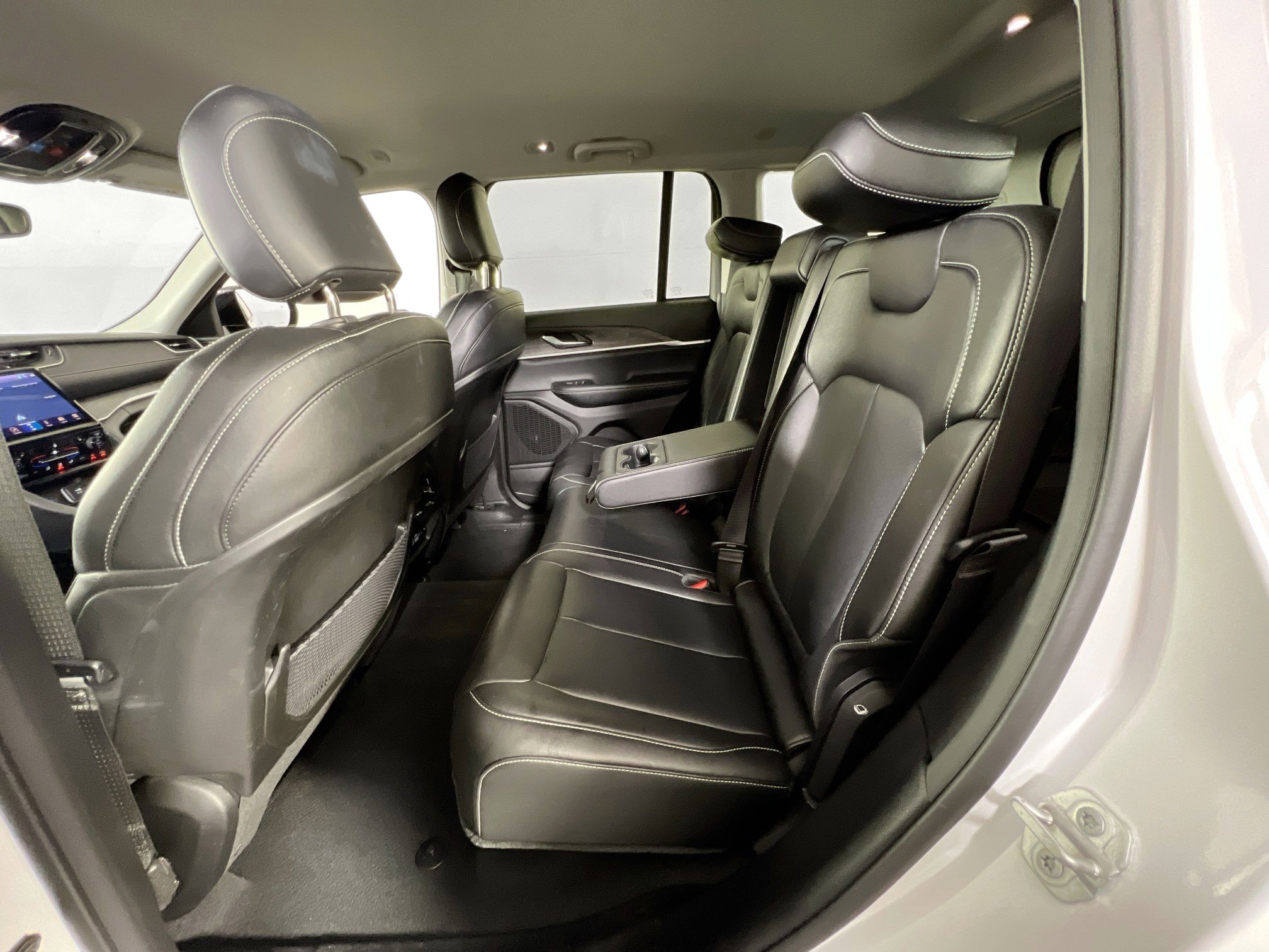 Used 2023 Jeep Grand Cherokee Limited w/ Black Appearance Package image 24