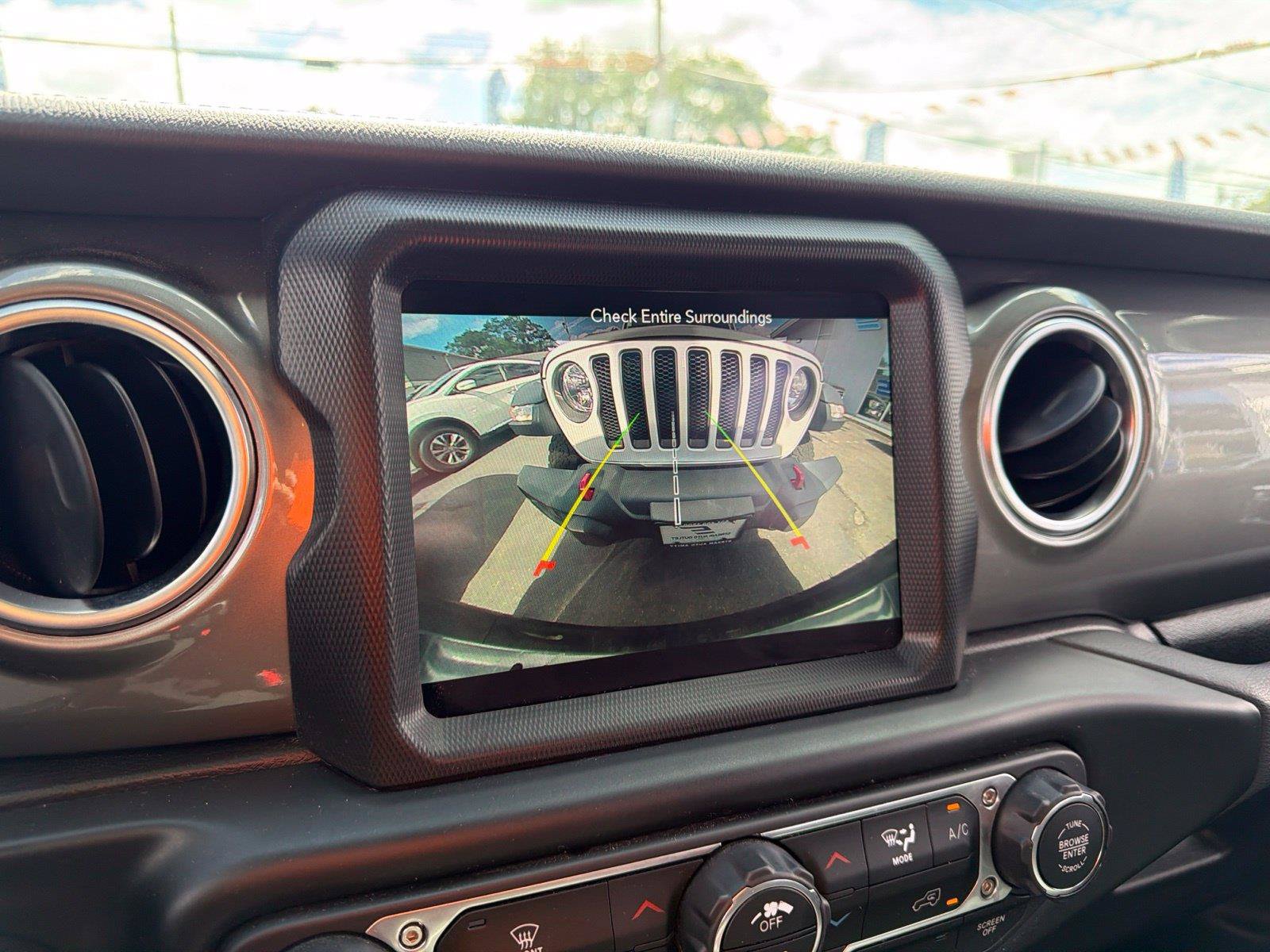 Used 2022 Jeep Wrangler Unlimited Sahara AWD/4WD image 32