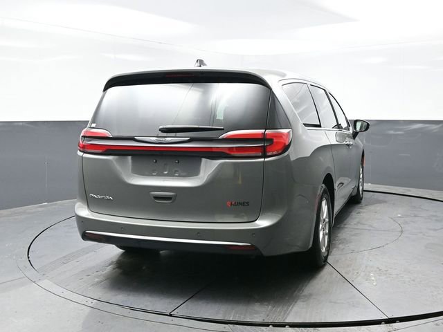 Used 2025 Chrysler Pacifica Select image 10