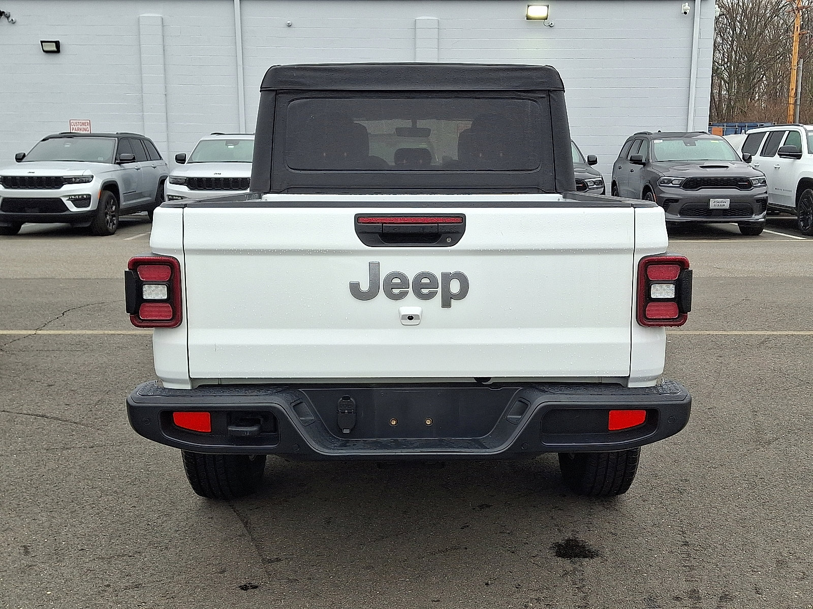 Certified 2022 Jeep Gladiator Overland w/ LED Lighting Group AWD/4WD image 5