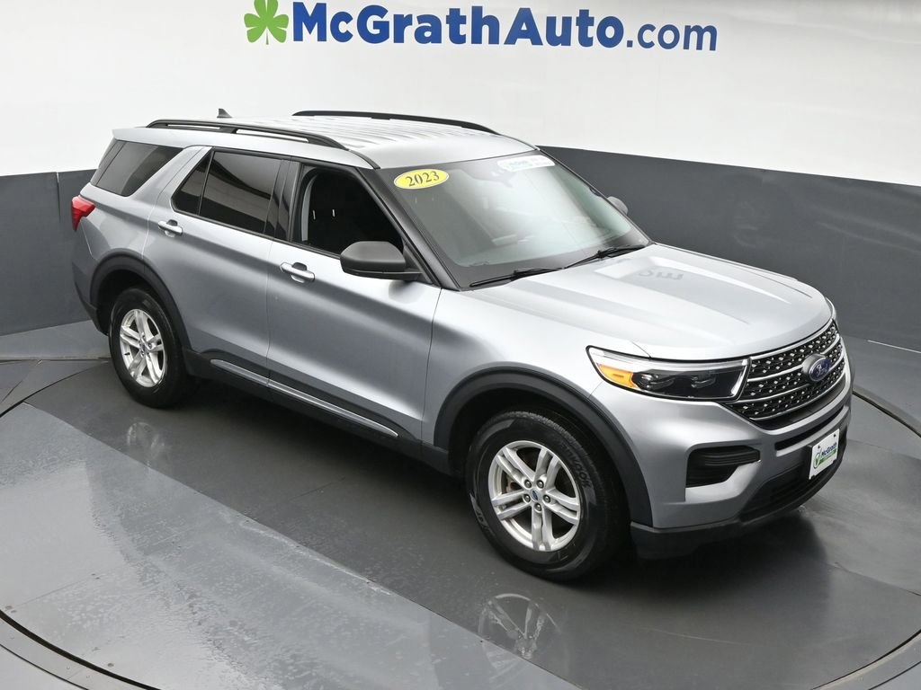 Used 2023 Ford Explorer XLT image 3