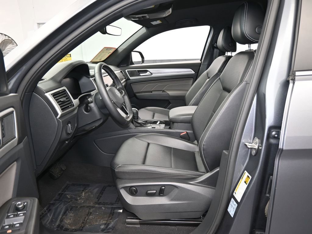 Used 2022 Volkswagen Atlas Cross Sport SE w/ Black Wheel Package image 11