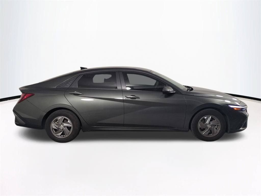 Used 2025 Hyundai Elantra SE FWD image 4