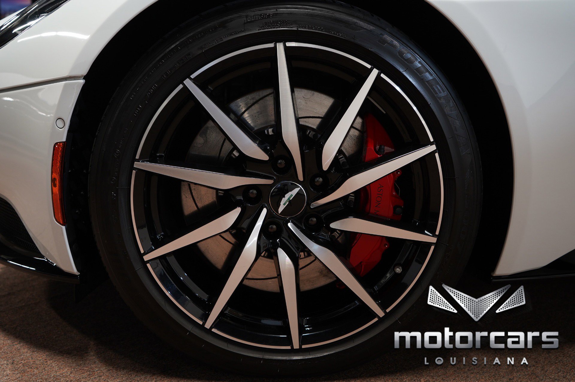 Used 2018 Aston Martin DB11 Coupe image 22