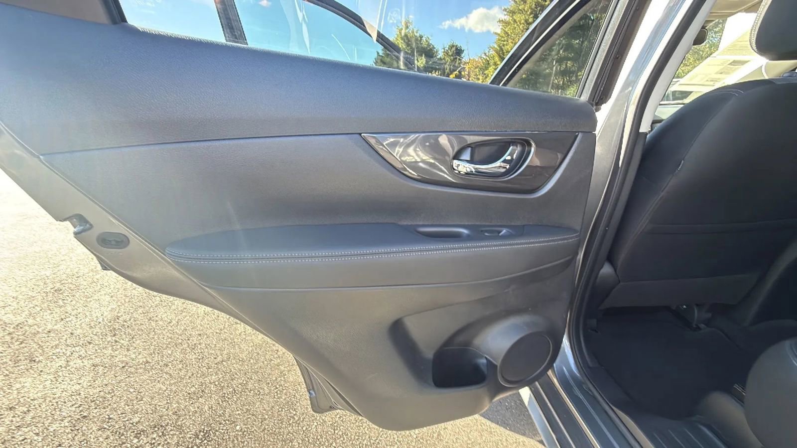 Used 2020 Nissan Rogue SV image 34