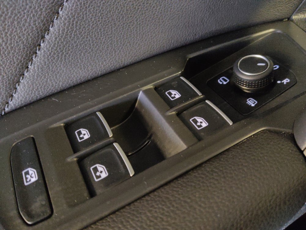 Used 2019 Volkswagen Tiguan SEL Premium image 27