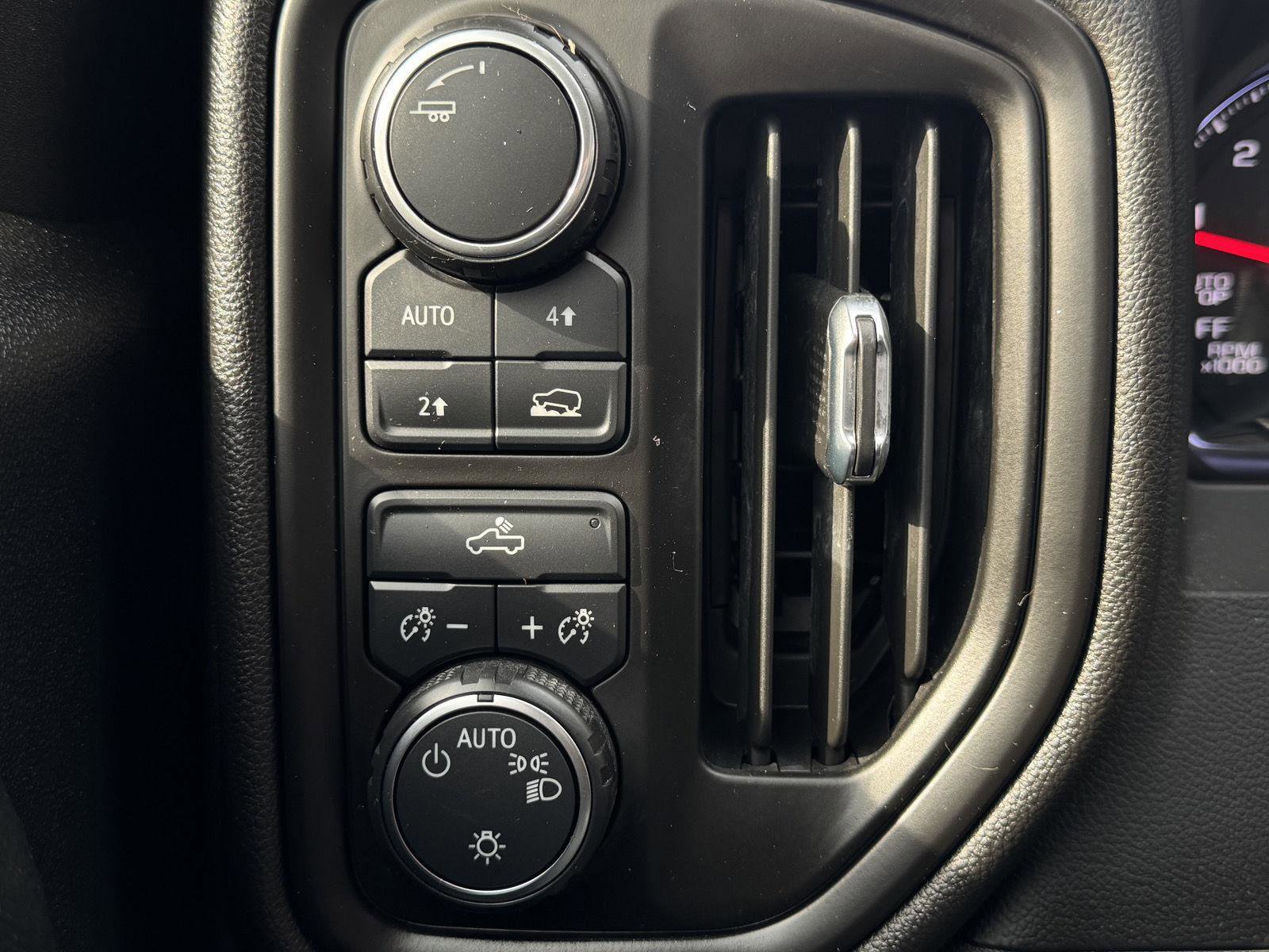 Used 2023 Chevrolet Silverado 1500 Custom image 24