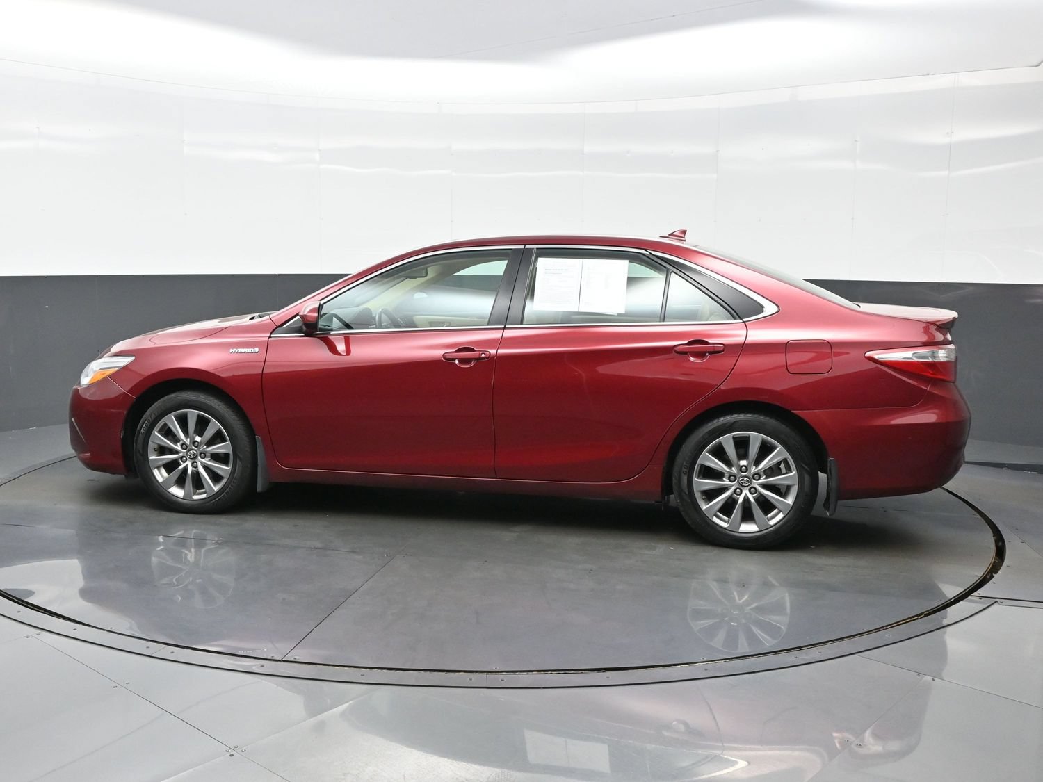 Used 2017 Toyota Camry XLE w/ Moonroof Package FWD image 3