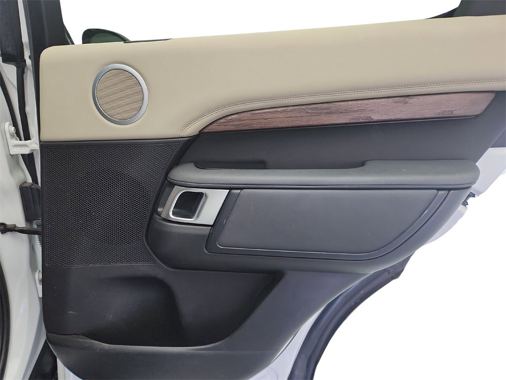 Used 2017 Land Rover Discovery HSE image 29