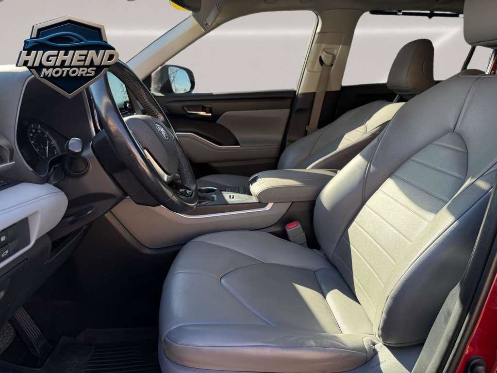 Used 2020 Toyota Highlander XLE FWD image 13