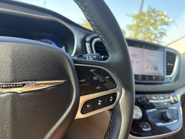 Used 2023 Chrysler Pacifica Touring-L FWD image 25