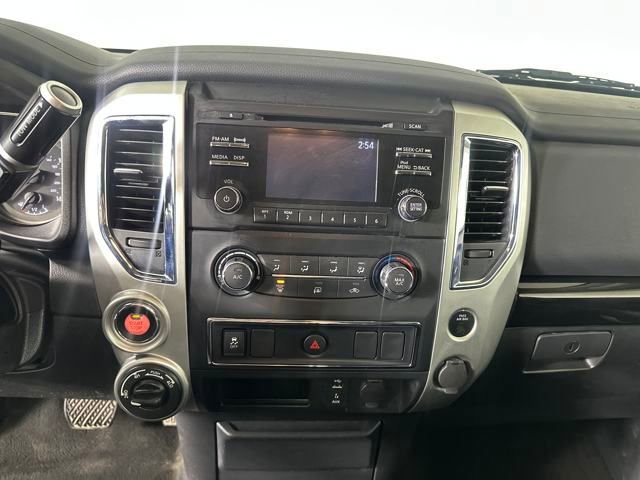 Used 2018 Nissan Titan SV image 20
