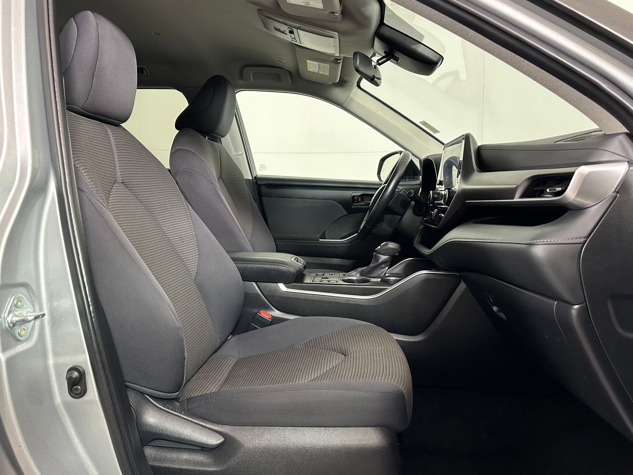 Used 2024 Toyota Highlander LE image 28