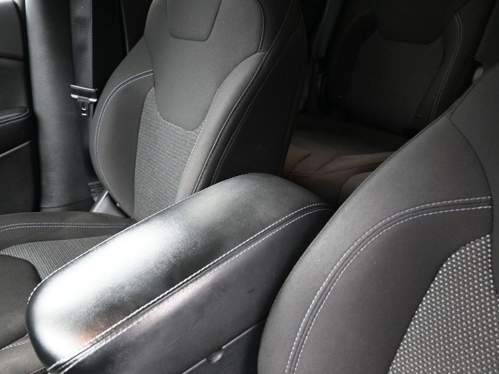 Used 2019 Jeep Cherokee Latitude w/ Popular Appearance Group image 14