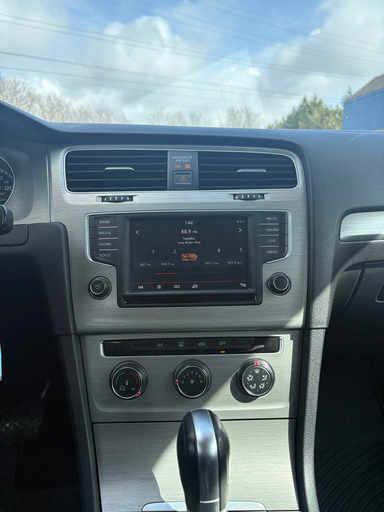 Used 2016 Volkswagen Golf S image 19