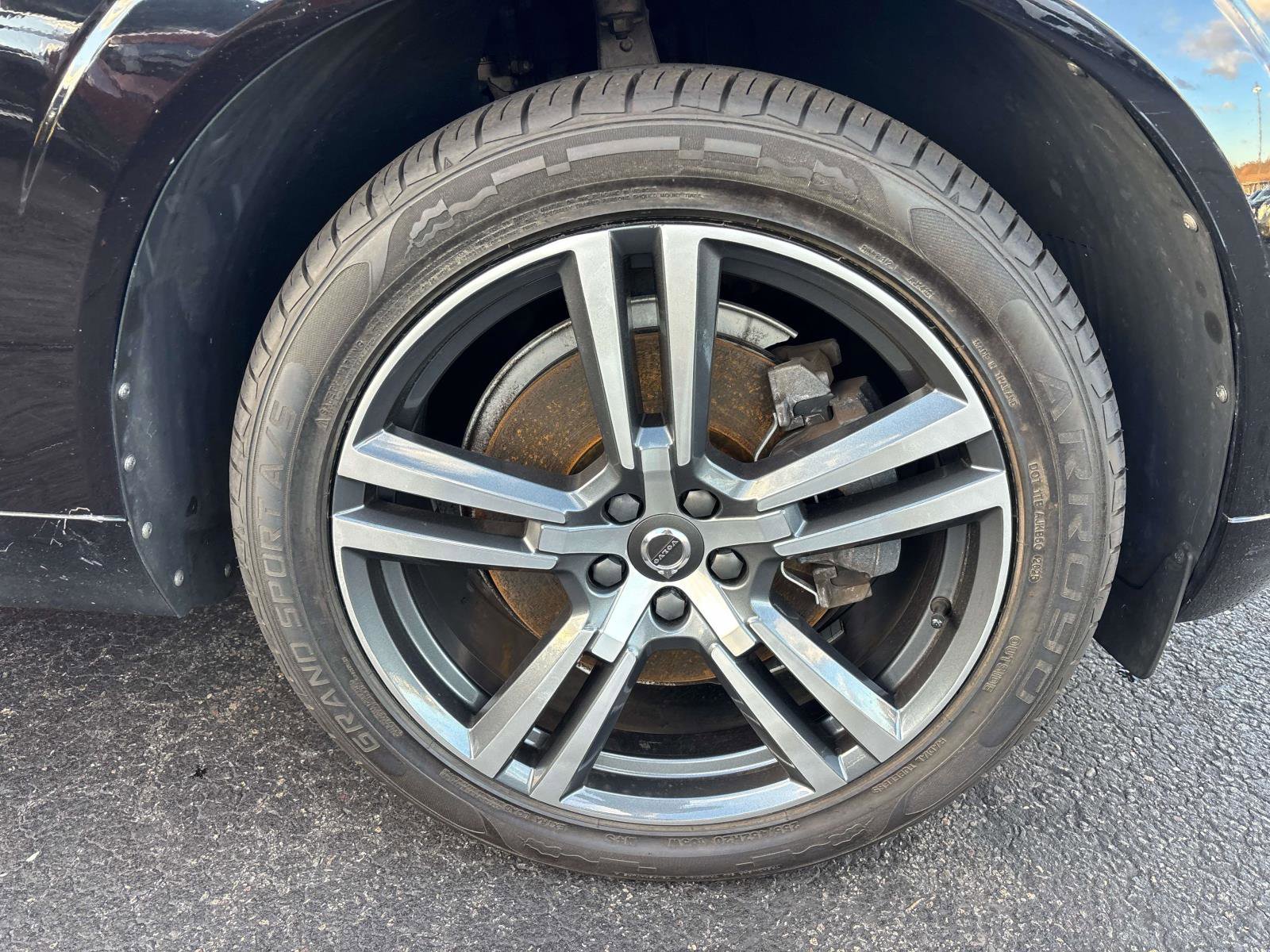 Used 2018 Volvo XC60 T6 Momentum w/ Advanced Package image 31