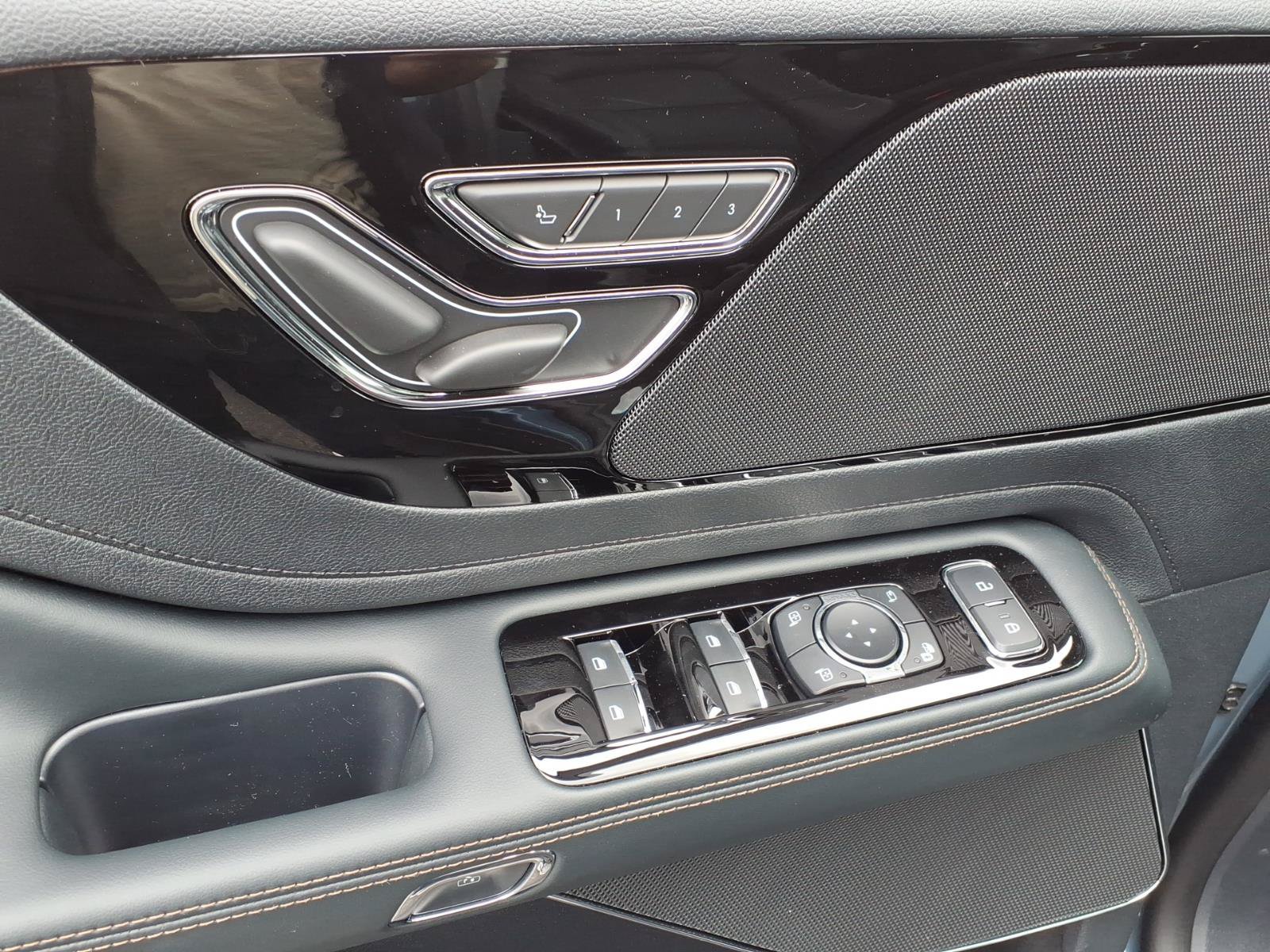 New 2026 Lincoln Aviator AWD w/ Jet Appearance Package image 11