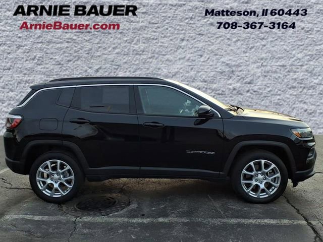 Used 2024 Jeep Compass Latitude w/ Sun and Sound Group AWD/4WD image 4