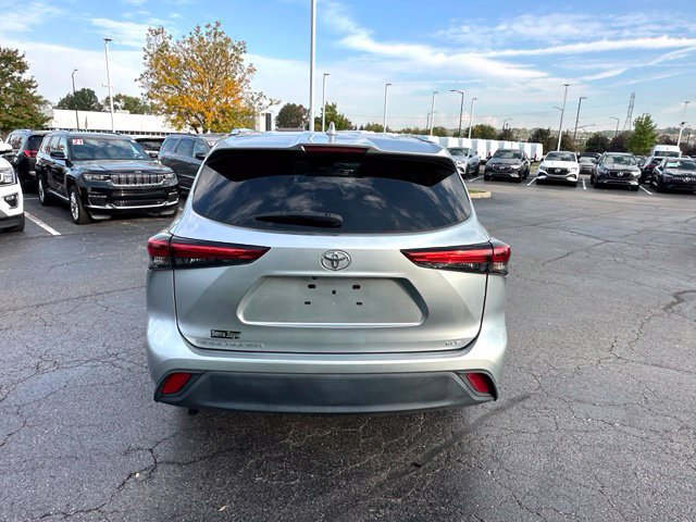 Used 2021 Toyota Highlander XLE FWD image 11
