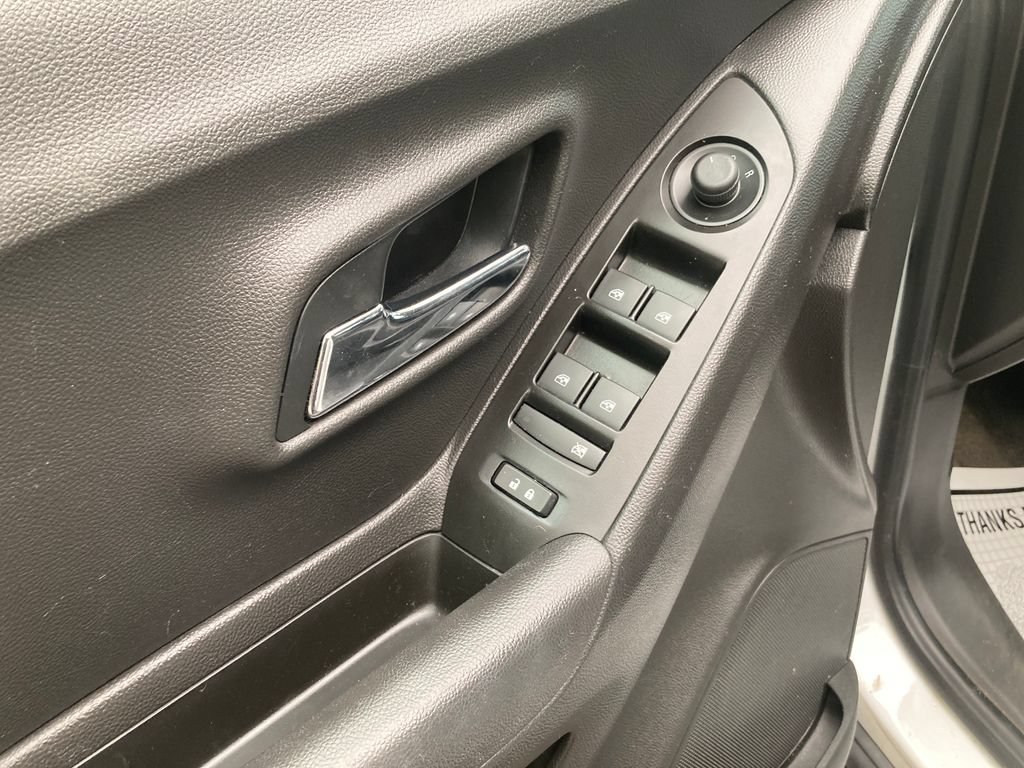 Used 2019 Chevrolet Trax LT w/ LT Convenience Package AWD/4WD image 13