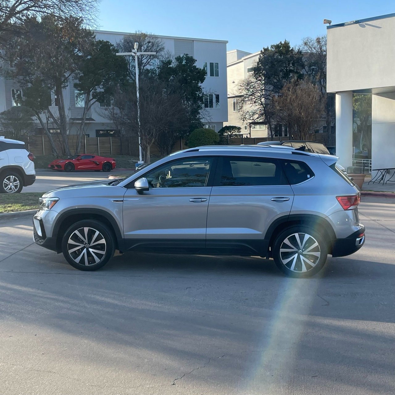 Used 2024 Volkswagen Taos SE image 3