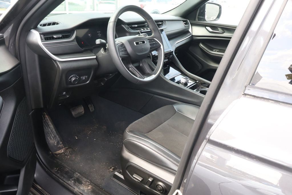 Used 2023 Jeep Grand Cherokee Altitude image 13