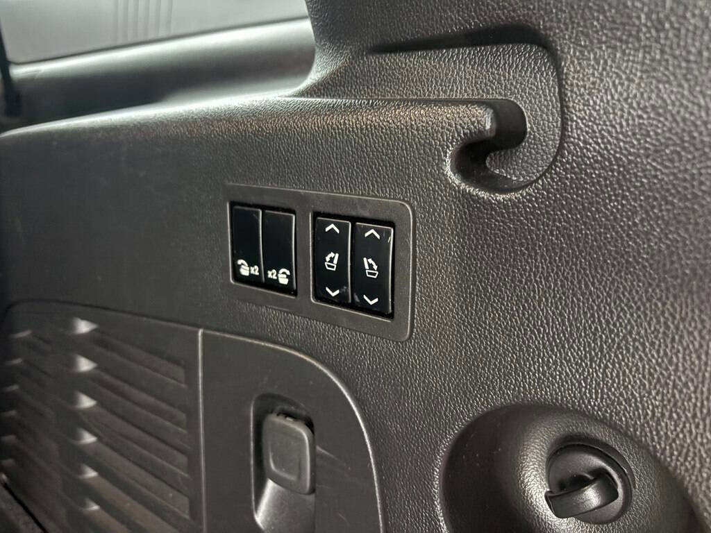 Used 2018 Chevrolet Suburban Premier image 29