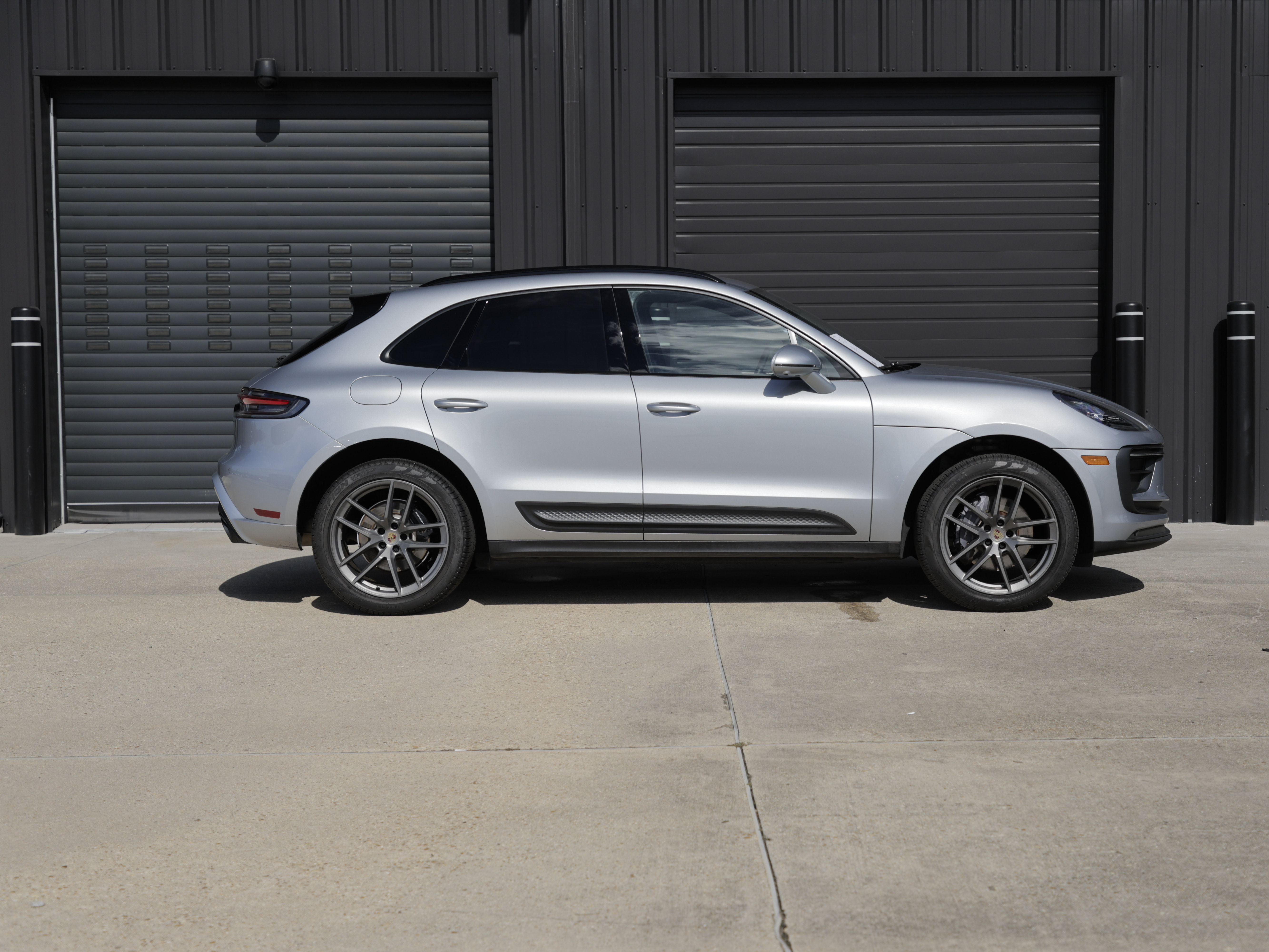 Certified 2023 Porsche Macan Turbo AWD/4WD image 6