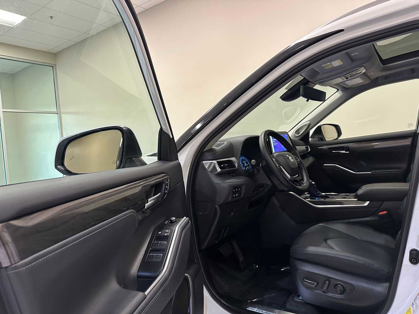 Certified 2025 Toyota Highlander Platinum image 22