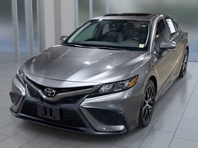 Used 2021 Toyota Camry SE w/ Cold Weather Package AWD/4WD image 1