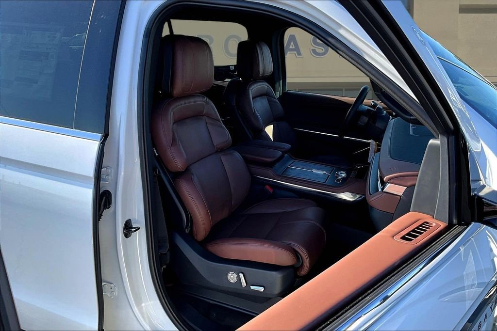 New 2026 Lincoln Navigator Reserve image 11