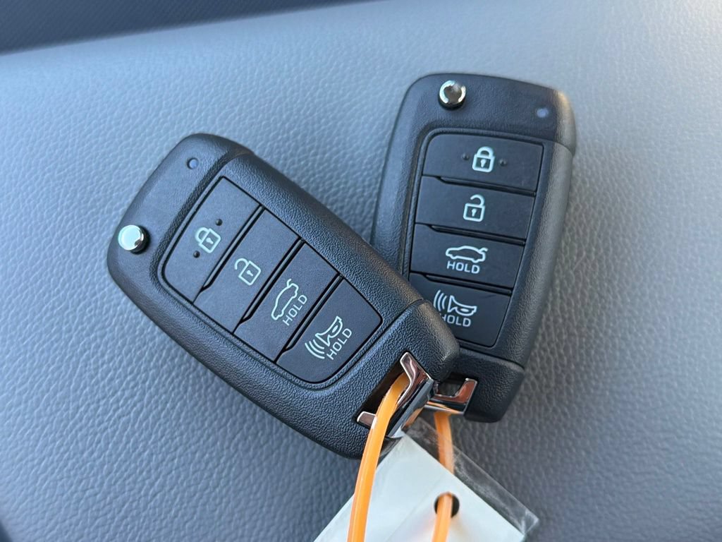 Used 2026 Hyundai Elantra SE FWD image 32